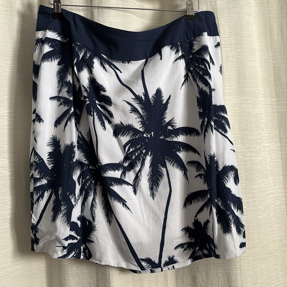 OLSEN EUROPE SKIRT Blue and White Tropical Palm 2 pleats on the back SIZE M-L/12